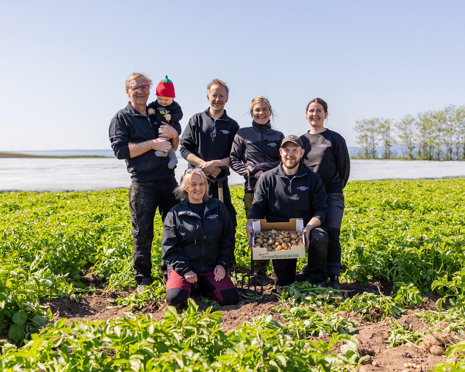 Familjen Svensson står samlade i sommargrönska
